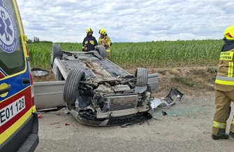 Kolejny wypadek w regionie. Audi wypadło z drogi i dachowało. Dwie osoby są poszkodowane