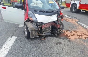 Cztery osoby w tym dziecko trafiły do szpitala po wypadku w Jarostach. Elektryczne Mitsubishi zderzyło się z Volkswagenem Passatem