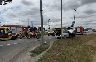 Cztery osoby w tym dziecko trafiły do szpitala po wypadku w Jarostach. Elektryczne Mitsubishi zderzyło się z Volkswagenem Passatem