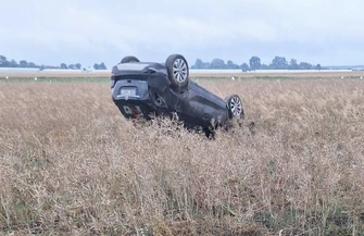 Uderzyła w tył Opla. Samochód uderzył w drzewo, dachował i wylądował w polu