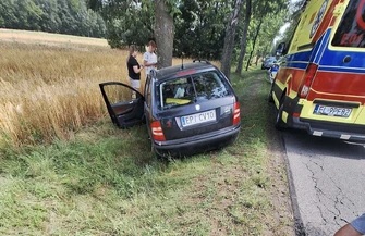 Wypadek z udziałem osobowej kody i traktora w Łęcznie pod Piotrkowem. Dwie osoby trafiły do szpitala. DW742 zablokowana