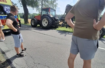 Wypadek z udziałem osobowej kody i traktora w Łęcznie pod Piotrkowem. Dwie osoby trafiły do szpitala. DW742 zablokowana