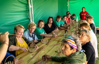 Warsztaty plecionkarskie zwieńczyły projekt Wielkanoc po naszemu tradycja zamknięta w obrzędach i smakach