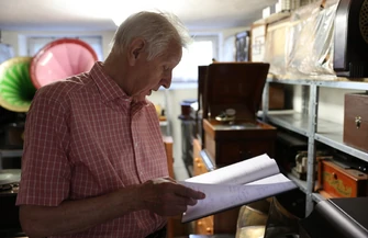 Kazimierz Wężyk z Piotrkowa od ponad 60 lat ratuje zabytkowe radioodbiorniki. Część kolekcji można zobaczyć w Mediatece