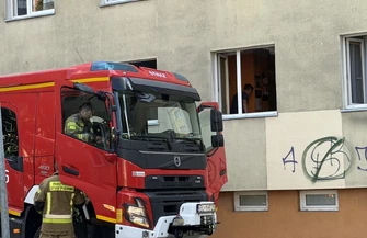 Pożar butli gazowej w jednym z mieszkań na osiedlu przy Dmowskiego Piotrkowie. Na miejscu trzy zastępy straży pożarnej