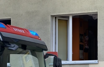 Pożar butli gazowej w jednym z mieszkań na osiedlu przy Dmowskiego Piotrkowie. Na miejscu trzy zastępy straży pożarnej