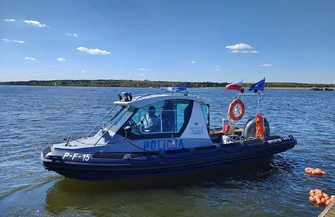 Policyjna interwencja na Zalewie Sulejowskim. Policjanci pomogli dwóm osobom