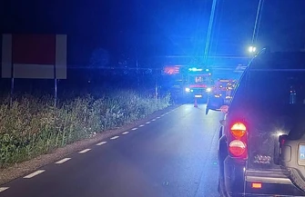 Zderzenie dwóch samochodów na DK74 w Jaksonku. Jedno z aut dachowało i uderzyło w betonowy płot
