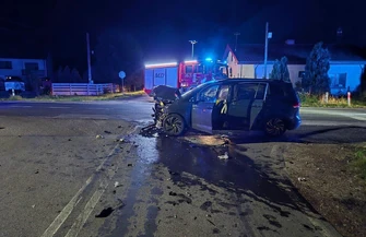Zderzenie dwóch samochodów na DK74 w Jaksonku. Jedno z aut dachowało i uderzyło w betonowy płot