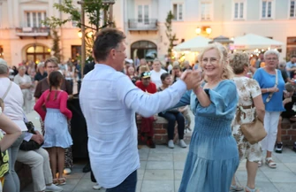 Rynek Trybunalski pękał w szwach Tłumy na pierwszej letniej potańcówce miejskiej