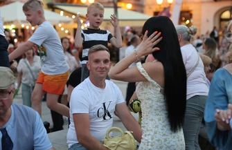 Rynek Trybunalski pękał w szwach Tłumy na pierwszej letniej potańcówce miejskiej