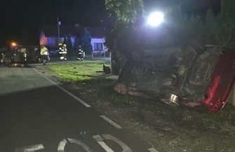Zderzenie dwóch samochodów na DK74 w Jaksonku. Jedno z aut dachowało i uderzyło w betonowy płot