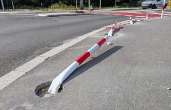 Połamane słupki na nowym rondzie w Piotrkowie. Remont jeszcze trwa, a już doszło do zniszczeń