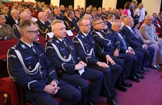 Piotrkowscy policjanci świętowali w Miejskim Ośrodku Kultury. Wręczono awanse i odznaczenia