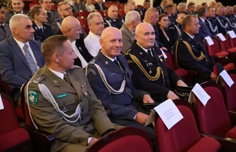Piotrkowscy policjanci świętowali w Miejskim Ośrodku Kultury. Wręczono awanse i odznaczenia
