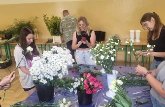 Nowe kwalifikacje uczniów ZSCKU w Czarnocinie dzięki kursowi florystyki