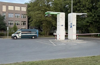 Mężczyzna został porażony prądem na stacji ładowania autobusów w Piotrkowie. 30-latek trafił do szpitala