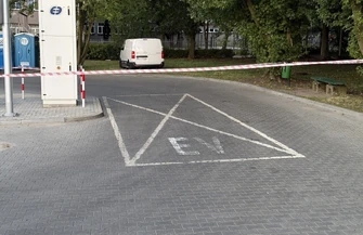 Mężczyzna został porażony prądem na stacji ładowania autobusów w Piotrkowie. 30-latek trafił do szpitala
