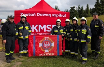 Strażacy z Parzniewic i Rokszyc zdobyli Śnieżnik, by promować dawstwo szpiku