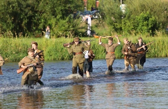 Forsowanie Pilicy w Sulejowie. Tłumy na historycznym widowisku