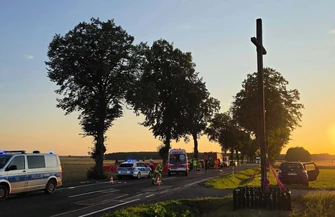 Koszmarny wypadek niedaleko Sulejowa. Nie żyje dwoje dzieci w wieku 9 i 11 lat DK74 zablokowana