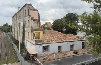 Trwa wyburzanie zabytkowego młyna przy ul. Słowackiego w Piotrkowie Trybunalskim. Zamknięty jest przejazd a mieszkańcy obserwują prace z kładki nad torami