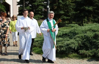 Po Mszy Świętej poświęcili samochody. Doroczna tradycja w parafii Królowej Pokoju