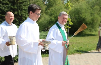 Po Mszy Świętej poświęcili samochody. Doroczna tradycja w parafii Królowej Pokoju