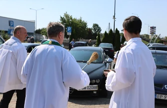 Po Mszy Świętej poświęcili samochody. Doroczna tradycja w parafii Królowej Pokoju
