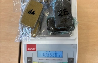 KAS przejęła przesyłki zawierające ponad 15 kg narkotyków leki nielegalne wyroby akcyzowe i gotówkę
