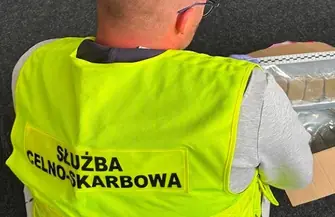 KAS przejęła przesyłki zawierające ponad 15 kg narkotyków leki nielegalne wyroby akcyzowe i gotówkę