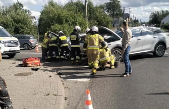 Groźne zderzenie dwóch aut w Łęcznie. Jedna osoba ranna są utrudnienia