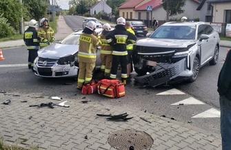 Groźne zderzenie dwóch aut w Łęcznie. Jedna osoba ranna są utrudnienia