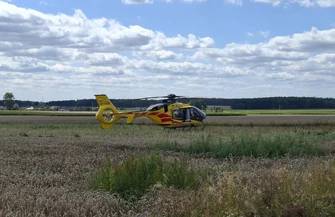Groźny wypadek w Lutosławicach Rządowych. Renault z przyczepką uderzyło w słup i dachowało lądował LPR
