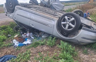 Groźny wypadek w Lutosławicach Rządowych. Renault z przyczepką uderzyło w słup i dachowało lądował LPR