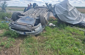 Groźny wypadek w Lutosławicach Rządowych. Renault z przyczepką uderzyło w słup i dachowało lądował LPR