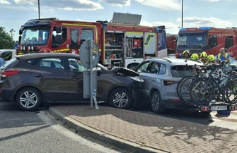 Groźny wypadek na drodze Piotrków Sulejów. Zderzyły się trzy samochody ranne roczne dziecko i sześciolatek. Podróżowało nimi 9 osób. Są duże utrudnienia na DK12