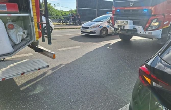 Groźny wypadek na drodze Piotrków Sulejów. Zderzyły się trzy samochody ranne roczne dziecko i sześciolatek. Podróżowało nimi 9 osób. Są duże utrudnienia na DK12