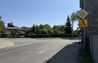 Powrót stałego pierwszeństwa u zbiegu ul. Jerozolimskiej i Spacerowej. Są braki w oznakowaniu