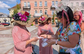Spacer z Przyjaciółką i odsłonięcie Ławeczki Przyjaźni. Nowe miejsce spotkań w Piotrkowie