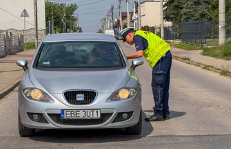 Modernizacja przejazdu kolejowego w Moszczenicy zakończona. Zmienił kategorię z A na B kierowcy będą czekać krócej i będzie bezpieczniej. PKP PLK z akcją Bezpieczny Piątek