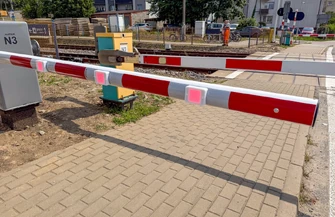Modernizacja przejazdu kolejowego w Moszczenicy zakończona. Zmienił kategorię z A na B kierowcy będą czekać krócej i będzie bezpieczniej. PKP PLK z akcją Bezpieczny Piątek