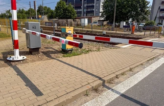 Modernizacja przejazdu kolejowego w Moszczenicy zakończona. Zmienił kategorię z A na B kierowcy będą czekać krócej i będzie bezpieczniej. PKP PLK z akcją Bezpieczny Piątek