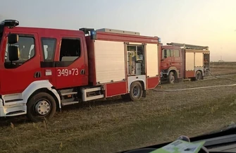 Audi doszczętnie spłonęło w gminie Sulejów. Ogień objął także ściernisko