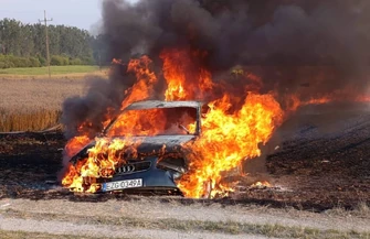 Audi doszczętnie spłonęło w gminie Sulejów. Ogień objął także ściernisko