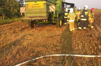 Kombajn stanął w ogniu podczas żniw. Strażacy interweniowali dwukrotnie