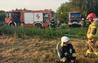 Kombajn stanął w ogniu podczas żniw. Strażacy interweniowali dwukrotnie