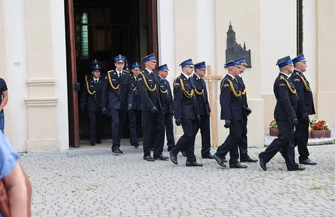 Pogrzeb Kamila Włóki w kościele parafialnym w Rozprzy. Rodzina przyjaciele strażacy i mieszkańcy pożegnali 33-letniego strażaka z Piotrkowa