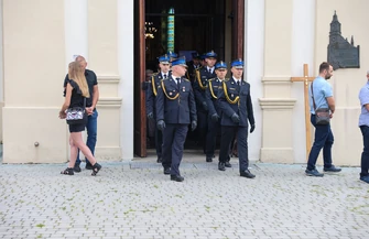 Pogrzeb Kamila Włóki w kościele parafialnym w Rozprzy. Rodzina przyjaciele strażacy i mieszkańcy pożegnali 33-letniego strażaka z Piotrkowa