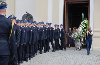 Pogrzeb Kamila Włóki w kościele parafialnym w Rozprzy. Rodzina przyjaciele strażacy i mieszkańcy pożegnali 33-letniego strażaka z Piotrkowa